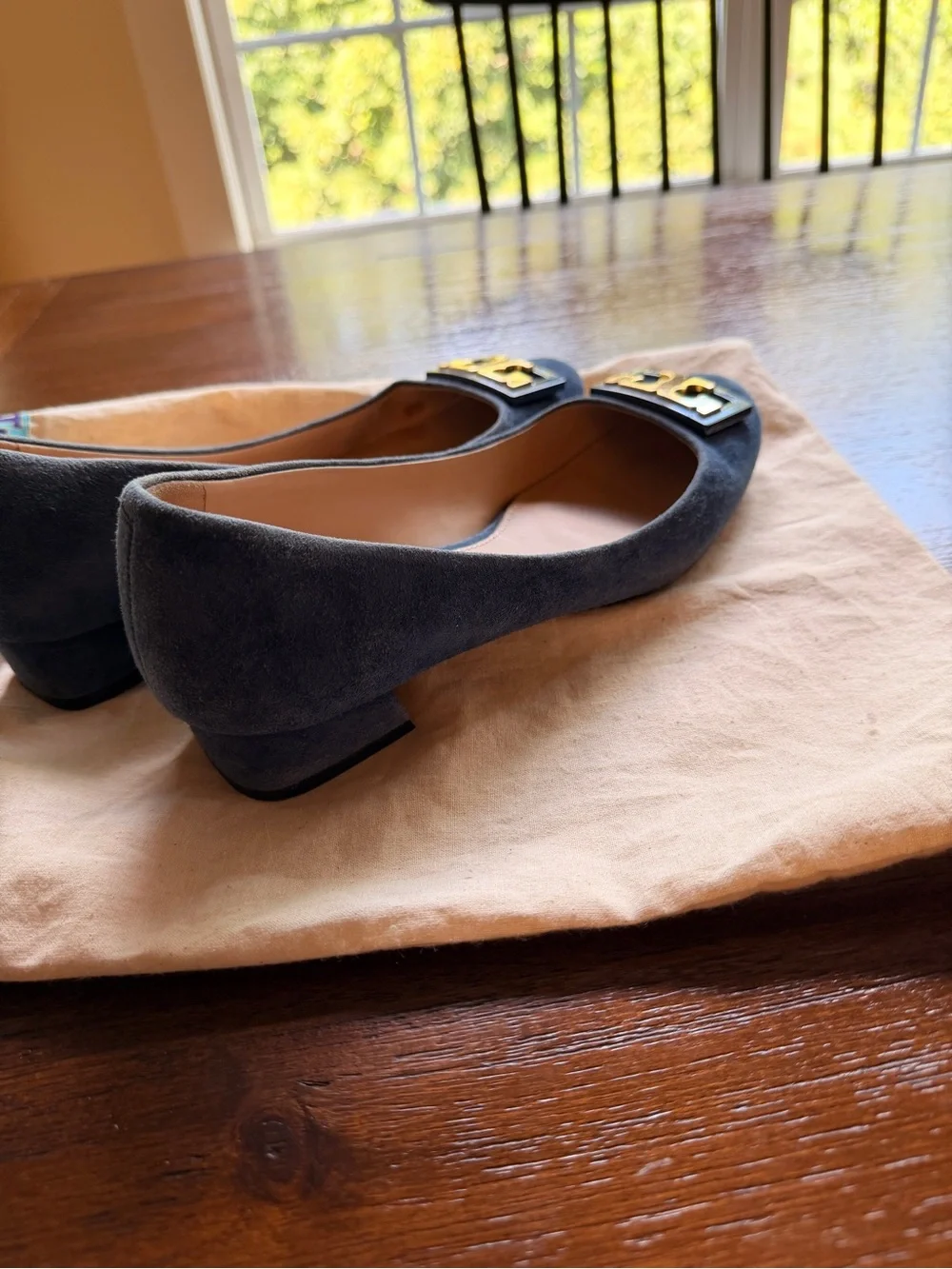 Tory Burch Gigi Suede Pumps – Tory Navy Blue/Gold Logo